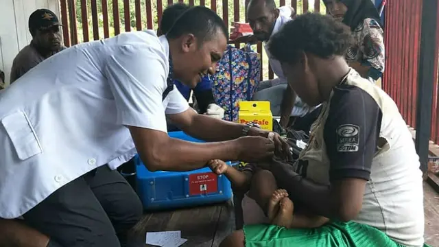 Dari diterpa rasa rindu terhadap orang terkasih, hingga diserang malaria belasan kali, tak bikin Fajri Nurjamil (33) berhenti mengabdi sebagai dokter di pedalaman Papua (Liputan6.com/Ist)