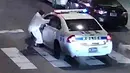 Pria bersenjata menembakan kearah mobil seorang petugas polisi Jesse Hartnett yang sedang berpatroli pada jam malam di Philadelphia, Pennsylvania, USA (8/1). Paluku diduka merupakan dari kelompok militan ISIS. (REUTERS/Philadelphia Police Department)