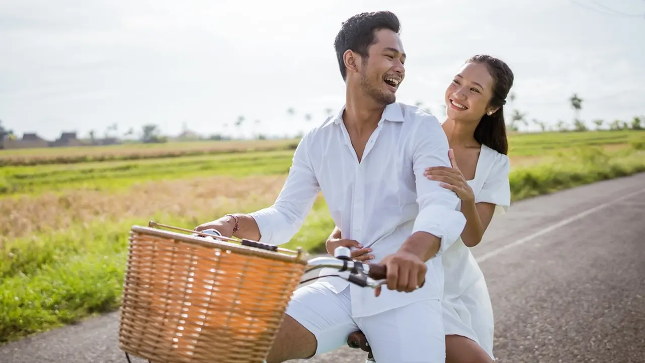 couple romantis bahagia