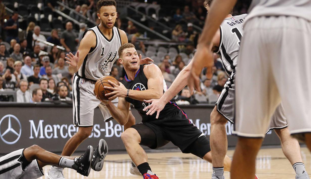 Pemain L. A. Clippers, Blake Griffin #32 berusaha keluar dari kepungan para pemain San Antonio Spurs pada laga NBA di AT&T Center, San Antonio (5/11/2016).  Spurs kalah 92-116. (Reuters/Soobum Im-USA TODAY Sports)