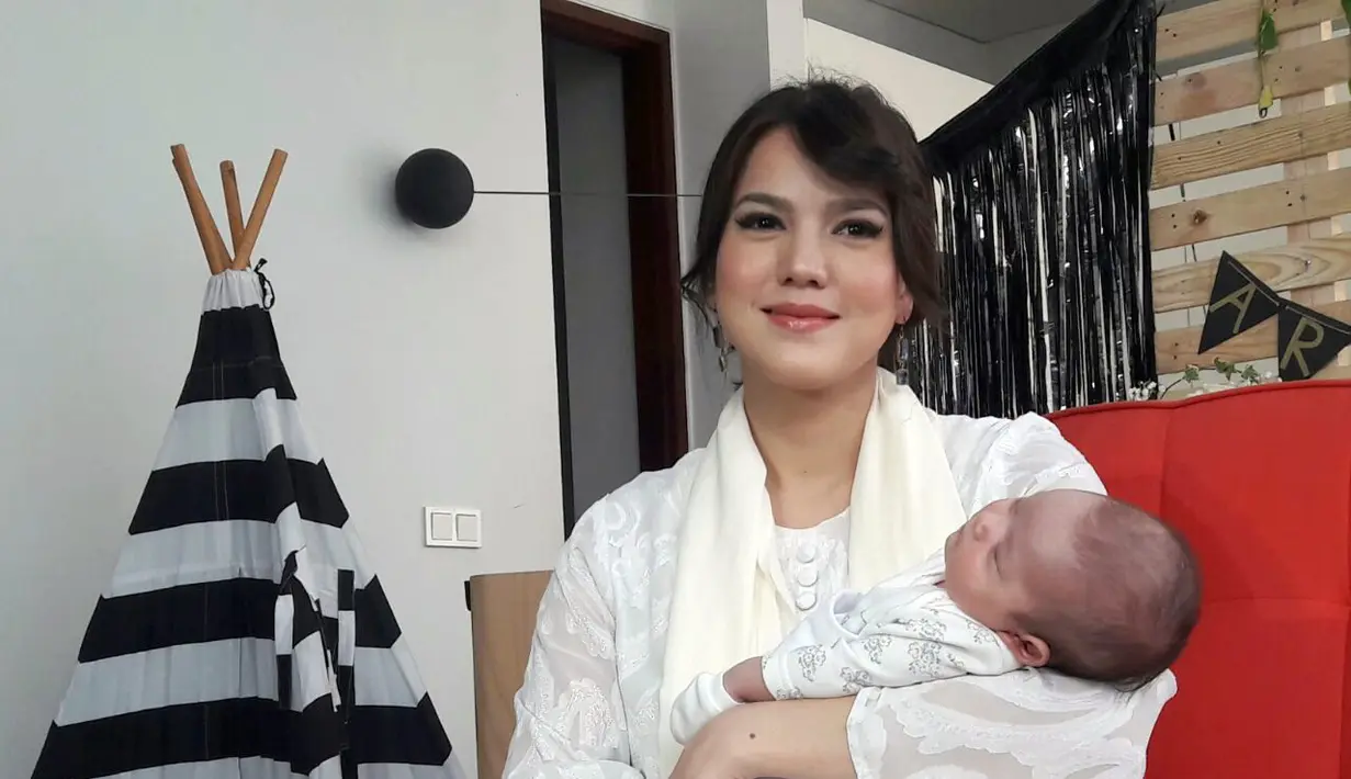 Bayi perempuan yang bernama Alita Naora Lawi ini memang belum genap berusia dua bulan, namun menurut sang ibu, anak perempuannya ini sudah menunjukkan perkembangan yang menggembirakan. (Nurwahyunan/Bintang.com)