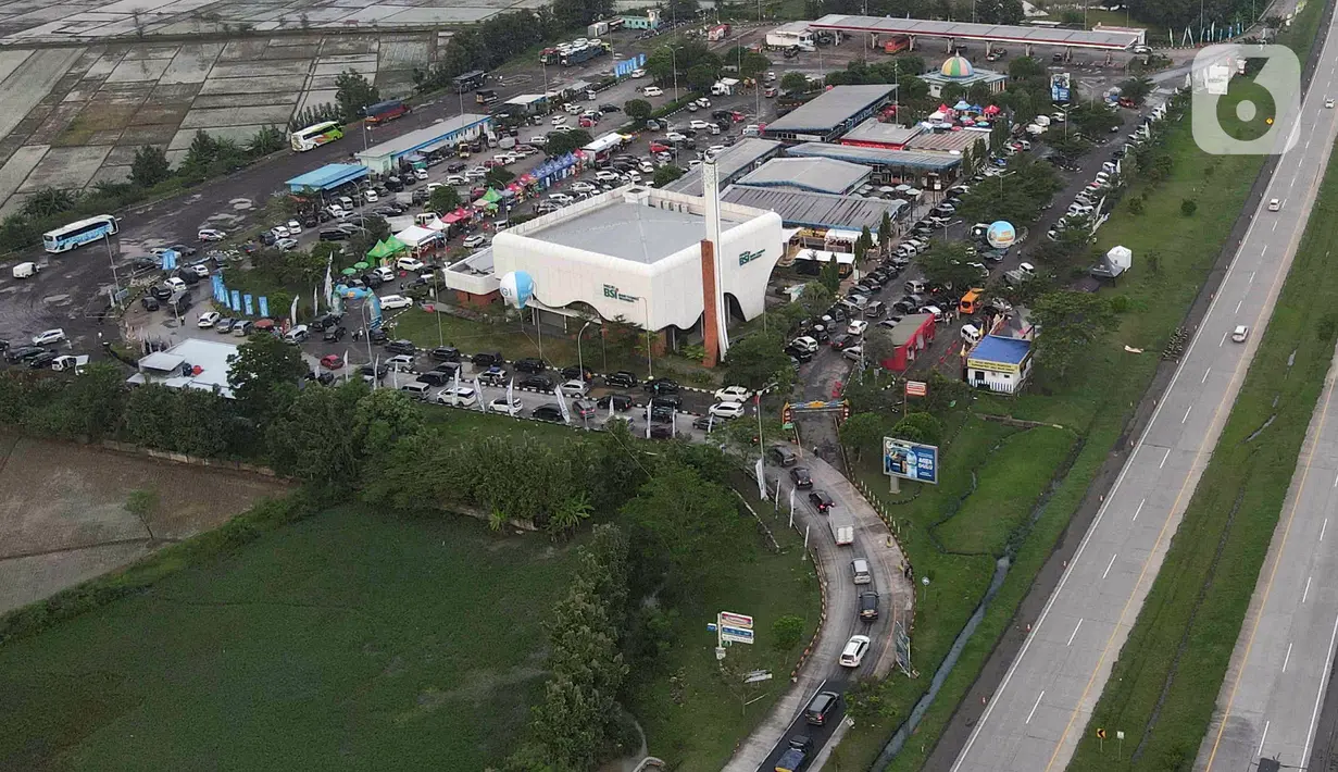 <p>Foto udara memperlihatkan kendaraan pemudik memadati tempat peristirahatan KM 166 Jalan Tol Cikopo - Palimanan untuk beristirahat dan berbuka puasa Ramadhan, Jawa Barat, Rabu (27/4/2022). Jelang waktu berbuka puasa, tempat peristirahatan dalam tol dimanfaatkan dan dipadati para pemudik untuk beristirahat serta berbuka puasa. (Liputan6.com/Herman Zakharia)</p>