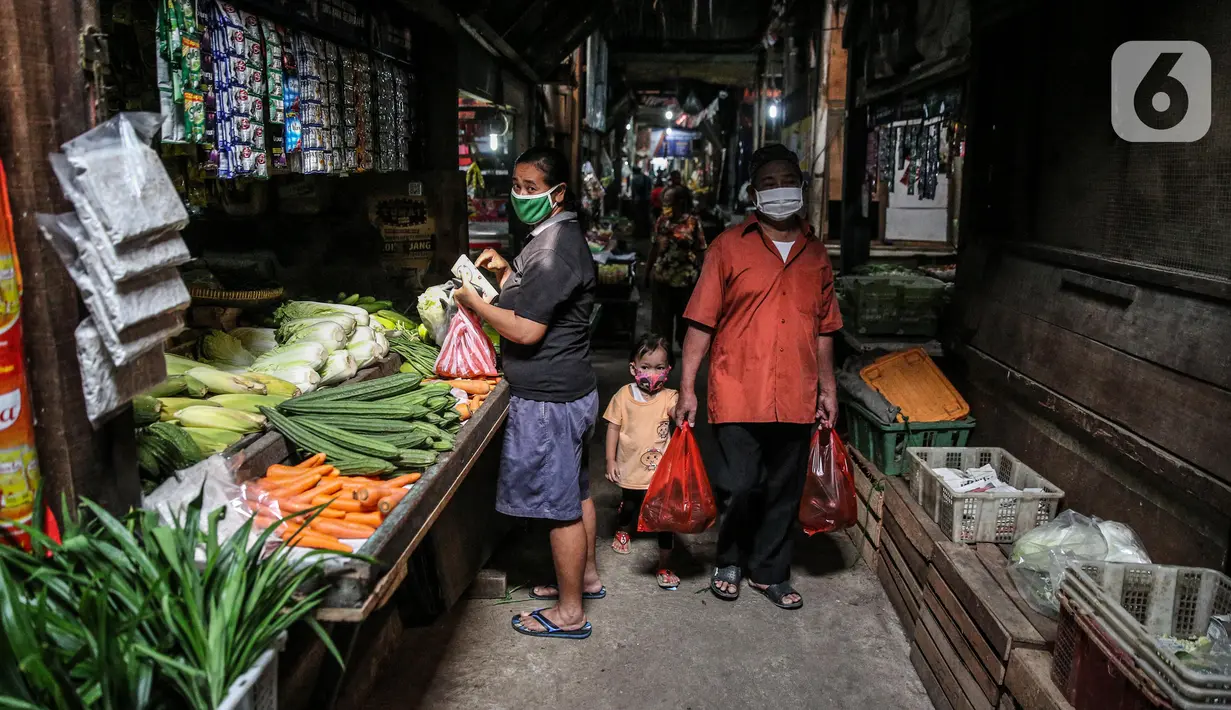 Aktivitas pedagang dan konsumen di Pasar Tradisonal Cempaka Putih, Jakarta, Kamis (11/6/2020). Pengelola pasar tradisional diwajibkan melaksanakan protokol kesehatan salah satunya dengan pembatasan jumlah konsumen hanya 50 persen kapasitas. (Liputan6.com/Faizal Fanani)