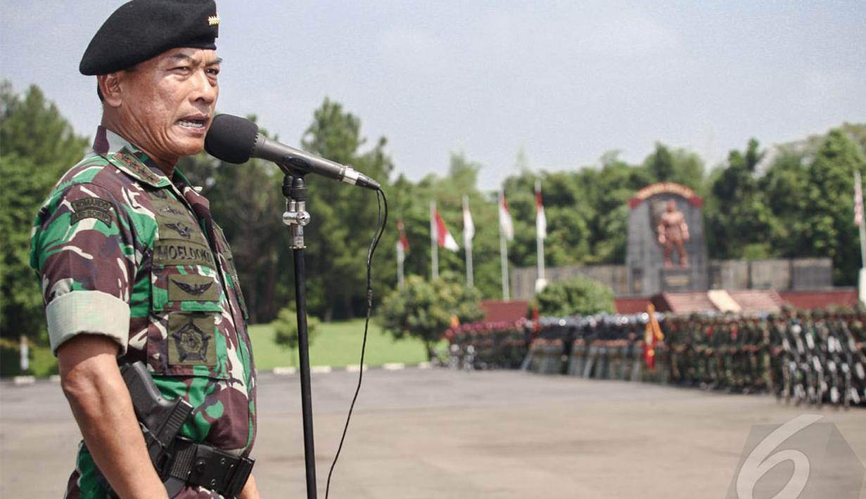 Panglima TNI Jenderal TNI Moeldoko memberikan amanatnya pada apel kesiapsiagaan terkait pengamanan pilpres 2014 di Lapangan Bhumi Marinir Cilandak, Jakarta, Jumat (2/5/2014) (Liputan6.com/Faizal Fanani).