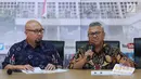 Ketua KPU RI, Arief Budiman (kanan) bersama Ilham Saputra merilis 32 Caleg Berstatus Mantan Terpidana Korupsi, Jakarta, Selasa (19/2). Hingga kini, tercatat 81 Caleg Berstatus Mantan Terpidana Korupsi dalam Pemilu 2019.  (Liputan6.com/Helmi Fithriansyah)