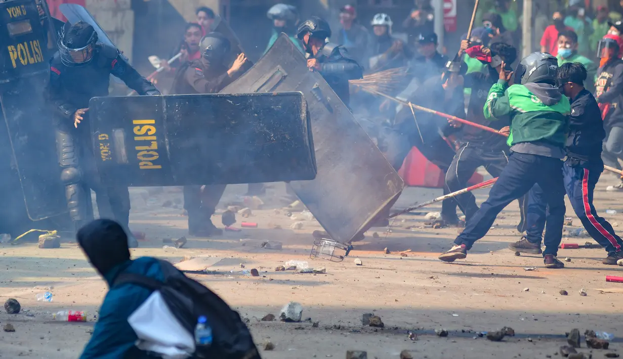 Aksi unjuk rasa massa di depan Mako Korps Brimob Polda Metro Jaya di kawasan Kwitang, Jakarta Pusat, Jumat (29/8/2025) sempat mengalami kericuhan. (merdeka.com/Arie Basuki)