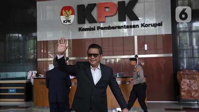 Tunjukkan Buku Tentang Hak dan Kewajiban Tersangka/Terdakwa Tindak Pidana Korupsi, Sekjen PDIP Hasto Kristiyanto Siap Diperiksa Penyidik KPK