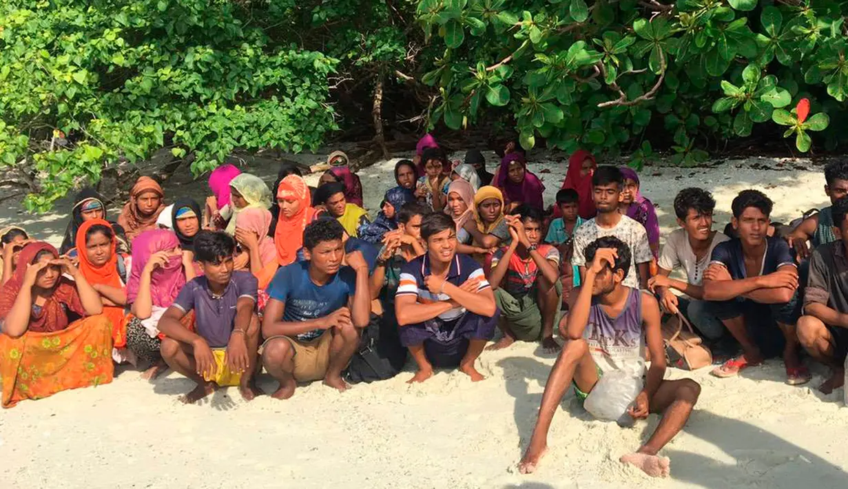 Muslim Rohingya yang ditemukan dalam sebuah perahu nyaris karam di Pulau Rawi, Thailand Selatan pada 11 Juni 2019. Masalah mesin menjadi penyebab perahu yang mengangkut 28 pria, 31 wanita dan lima anak-anak ini terdampar. (Department of National Parks Wildlife and Plant Conservation via AP)