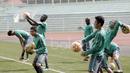 Evan Dimas dan para pemain Timnas Indonesia saat berlatih di Stadion Rizal Memorial, Manila, (23/11/2016).  (Bola.com/Nicklas Hanoatubun)