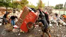 Pekerja melakukan pembokaran sampah dalam gerobak di TPSS Kalibata, Jakarta, Rabu (4/11/2015). Pemerintah DKI Jakarta berencana membangun empat TPST atau Intermediate Treatment Facilities dalam kota pada 2016. (Liputan6.com/Helmi Fithriansyah)