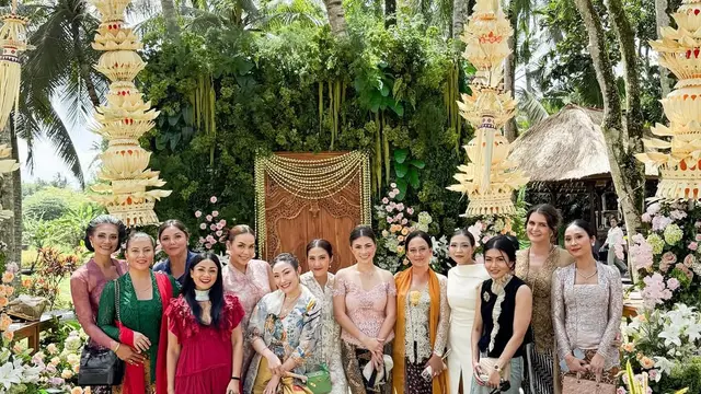 7 Potret Artis di Siraman Luna Maya dan Maxime Bouttier, 'Geng Menteri Ceria' Kompak