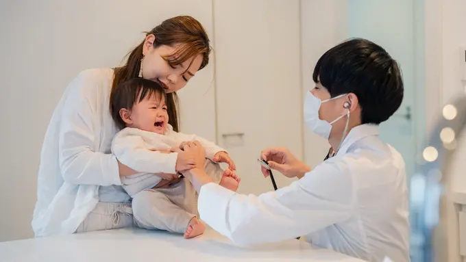 ibu dan anak rewel dibawa ke dokter