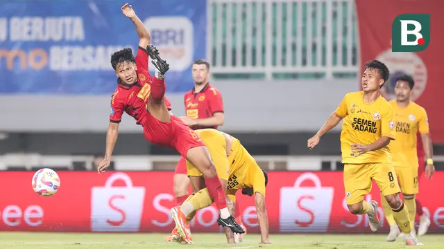 Persija jakarta melawan Semen Padang.