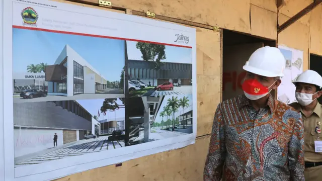Gubernur Jateng Ganjar Pranowo meninjau pembangunan SMKN Lumbir, Banyumas. (Foto: Humas Pemprov Jateng)