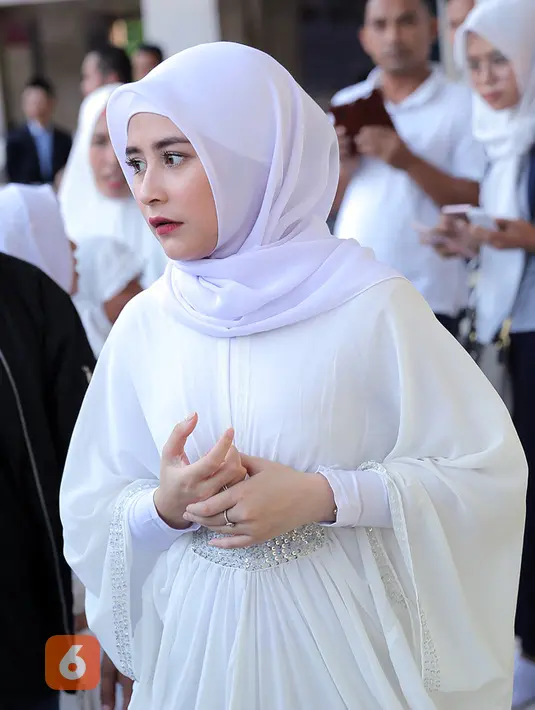Bintang film Danur itu mengaku, ditengah kesibukannya, ia selalu menyempatkan untuk membaca Alquran. Sebagai generasi muda, ia mengajak anak muda untuk mencintai Alquran. (Deki Prayoga/Bintang.com)