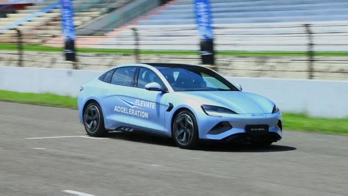 Mengemudi Agresif Bisa Perpanjang Umur Baterai Mobil Listrik, Benarkah?