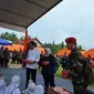 Presiden Joko Widodo atau Jokowi saat meninjau posko tanggap darurat dan pengungsian banjir lahar dingin di Lapangan Batu Taba, Kabupaten Agam, Sumatera Barat, Selasa (21/5/2024). (Liputan6.com/Lizsa Egeham)