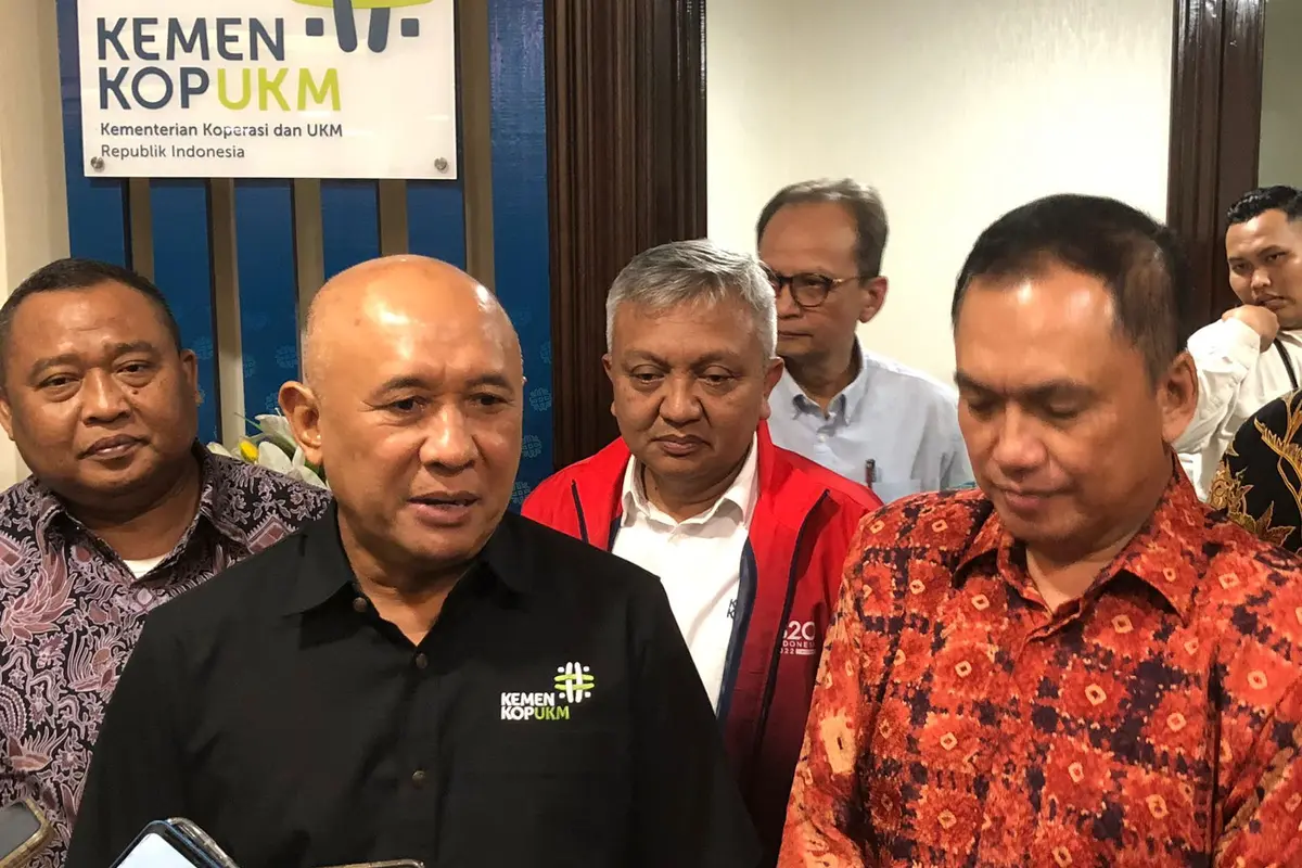 Menteri Koperasi dan Usaha Kecil dan Menengah (MenkopUKM) Teten Masduki di kantor KemenkopUKM, Senin (19/2/2024). (Foto: Liputan6.com/Tira Santia)