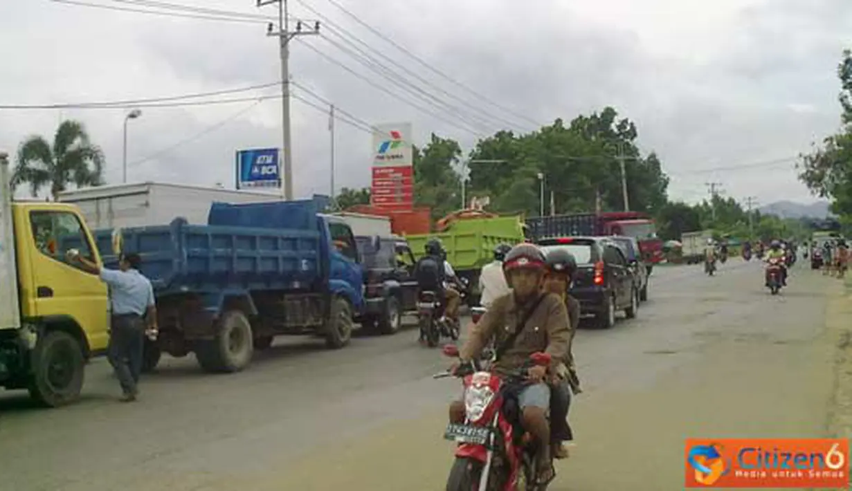 Citizen6, Kendari: Antrean kendaraan di sebuah SPBU di Kendari. Antrean ini terjadi karena kelangkaan solar. (Pengirim: Toyib)