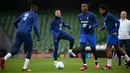 <p>Penyerang Prancis, Kylian Mbappe (tengah) dan rekan satu timnya ambil bagian dalam sesi latihan tim di Stadion Aviva di Dublin, Irlandia pada 26 Maret 2023. (AFP/Franck Fife)</p>
