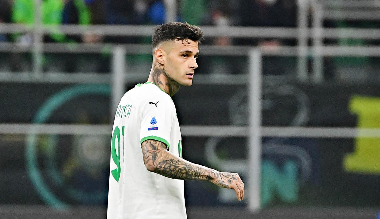 Gianluca Scamacca - Penampilan apik penyerang Sassuolo ini membuat banyak klub tertarik memakai jasanya termasuk Inter Milan. Skuad Simone Inzaghi ini dikabarkan mempersiapkan sang pemain sebagai suksesor Edin Dzeko yang semakin menua. (AFP/Isabella Bonotto)