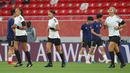 Edina Alves Batista bersama asisten wasit, Neuza Back dan Mariana Del Alemida menjadi wasit wanita pertama di turnamen sepak bola putra milik FIFA di kejuaraan ini. (AFP/Karim Jaafar)