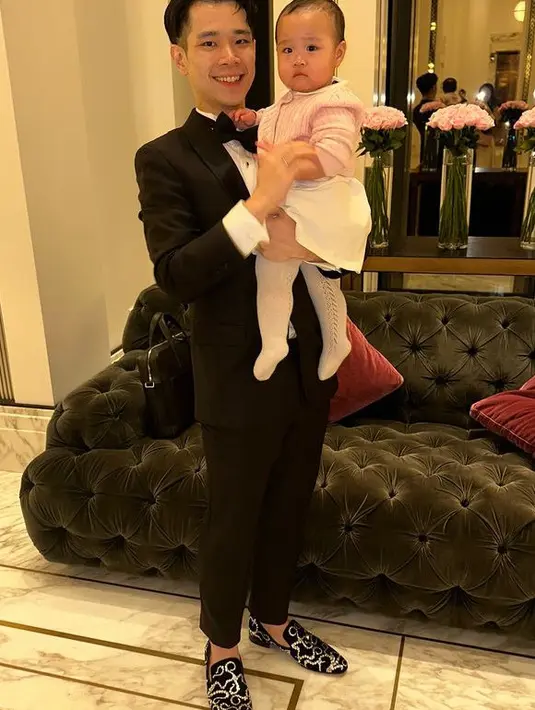 Sementara itu, Jess tampil formal dengan setelan jas hitam dipadukan inner kemeja putih dan celana panjangnya. [@jessnolimit]