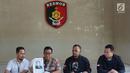 Kabid Humas Polda Metro Jaya Kombes Argo Yuwono (kedua kiri) menunjukkan foto tersangka kasus pencurian kendaraan bermotor di Polda Metro Jaya, Jakarta, Kamis (4/7). Polisi menembak mati salah seorang tersangka. (Liputan6.com/Immanuel Antonius)