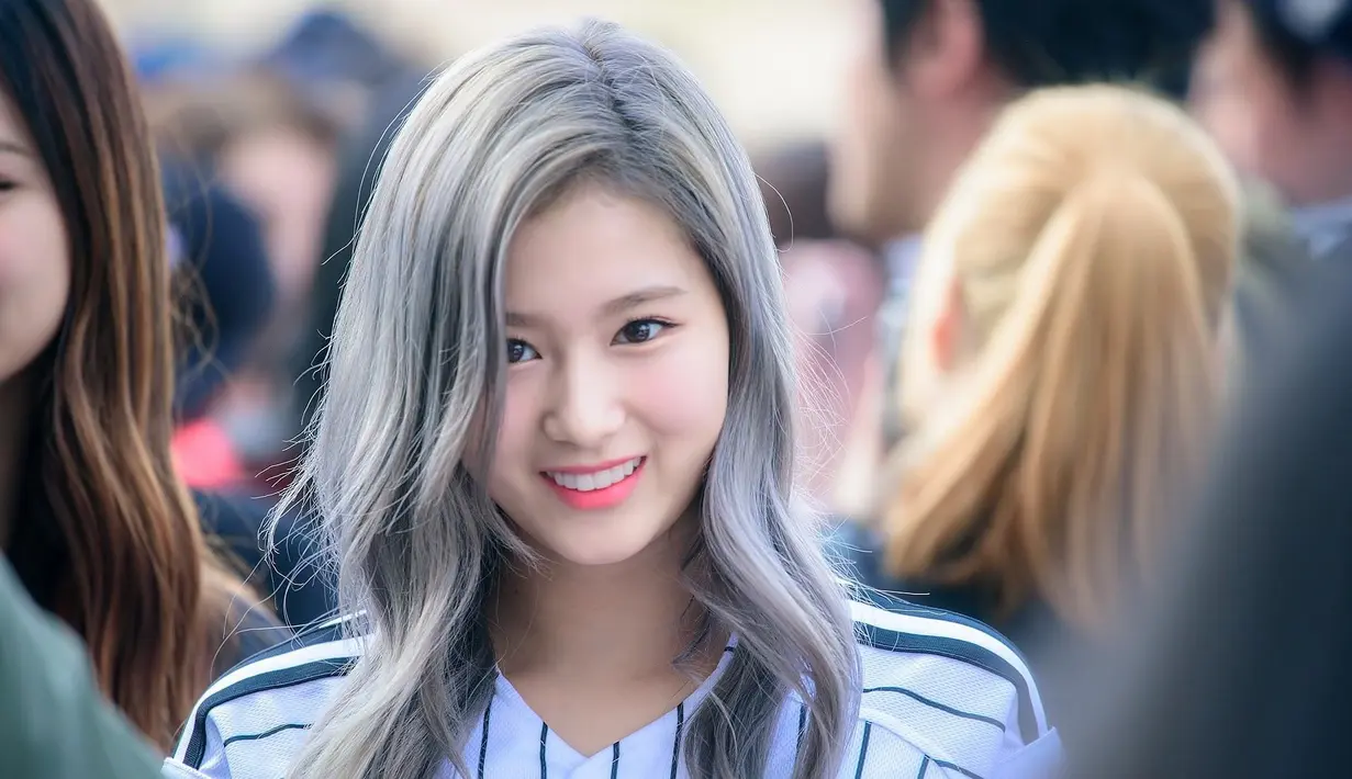 Sana Twice terlihat begitu cantik menawan ketika ia mewarnai rambutnya dengan warna silver. (Foto: koreaboo.com)