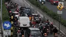 Kendaraan terjebak kemacetan saat melintasi Underpass Pasar Minggu, Jakarta, Kamis (12/3/2020). Kemacetan yang terjadi di Underpass Pasar Minggu imbas dari pembangunan Flyover Poltangan. (merdeka.com/Iqbal Nugroho)