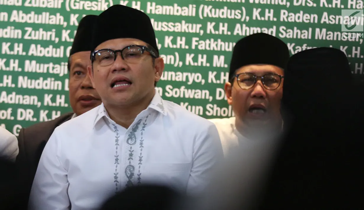 Ketum PKB Muhaimin Iskandar (Cak Imin) mengikuti Haul Para Pejuang NU di halaman gedung PBNU, Jakarta, Rabu (10/4/2019). Kegiatan tersebut digelar untuk menghormati jasa-jasa para pejuang NU yang telah meninggal ataupun masih hidup. (Liputan6.com/Johan Tallo)