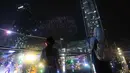 Dan ketika, visual drone membentuk tulisan “Jakarta Harus Lebih Persija”, warga antusias memberikan tepuk tangan dan sorakan meriah. Tampak dalam foto, warga mengabadikan pertunjukan drone saat perayaan malam pergantian tahun di kawasan Bundaran Hotel Indonesia, Jakarta, Rabu (31/12/2025). (Kapanlagi.com/Budy Santoso)