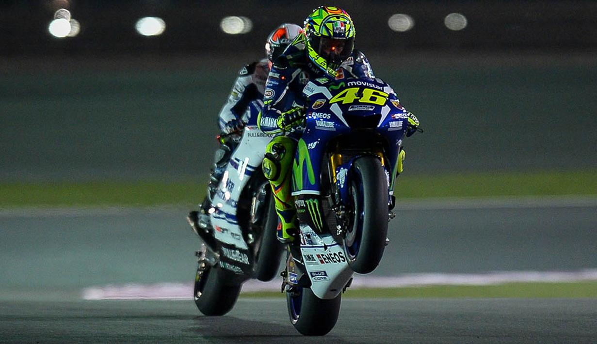 Pebalap Movistar Yamaha, Valentino Rossi, mengikuti latihan bebas hari ke-2 GP Qatar di Sirkuit Losail, Doha, Sabtu (19/3/2016) dini hari WIB. Pada sesi ini, pria Italia itu berada pada peringkat ke-7 dengan waktu 1 menit 55,883 detik. (EPA/STR)