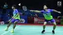 Ganda Putra Indonesia, Berry Angriawan/Hardianto mengembalikan kok ke arah pebulutangkis China, Chengkai Han/Haodong Zhou pada Indonesia Open 2018 di Istora GBK Jakarta, (3/7). Angriawan Berry/Hardianto unggul. (Liputan6.com/Helmi Fithriansyah)