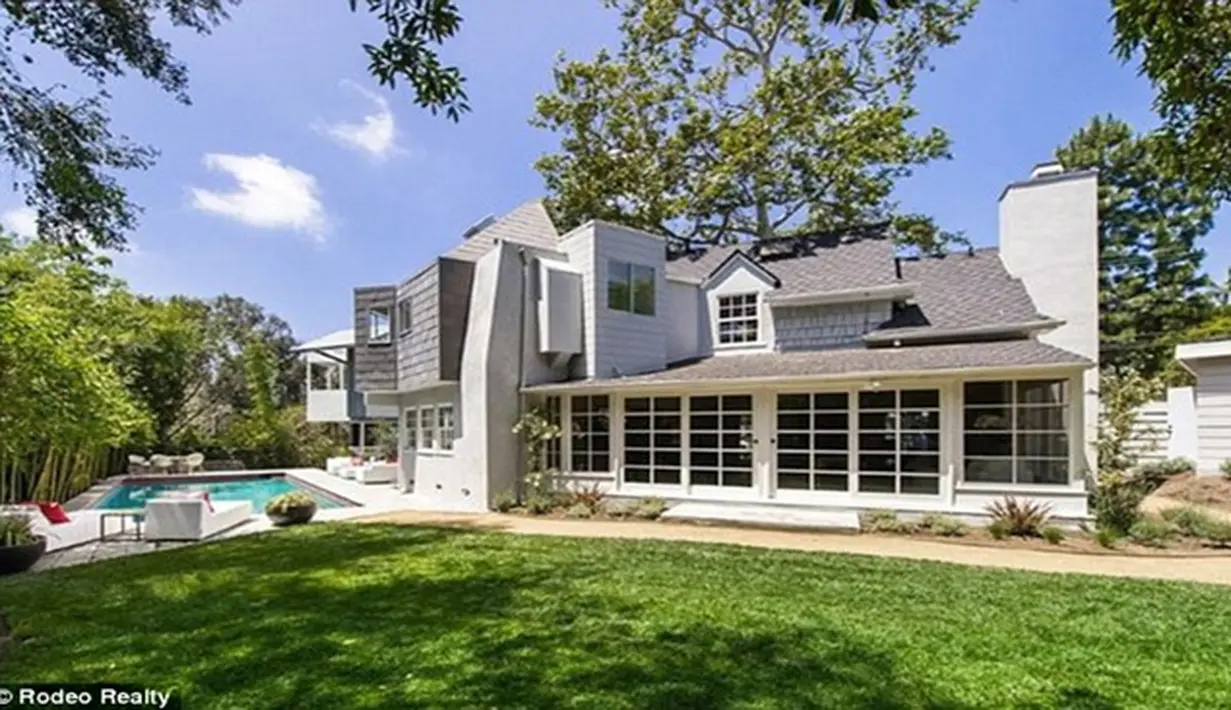 Seperti yang dilansir oleh Female First, Jack Grane pemilik rumah sebelum Niall membelinya pun ikut merasakan kisah mistis yang telah dialaminya selama beberapa tahun. (Dailymail/Bintang.com)