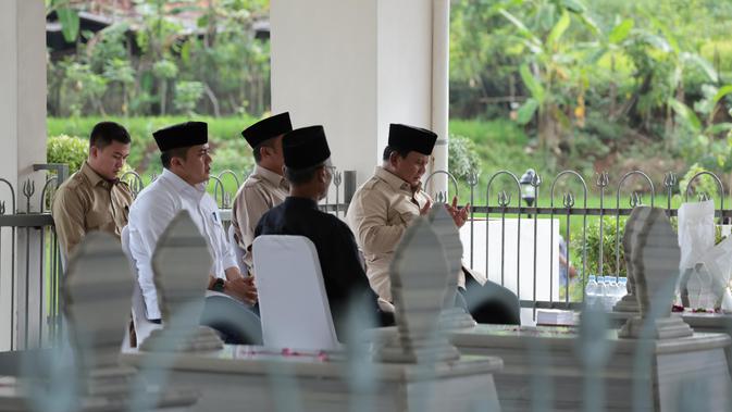 Prabowo Ziarah ke Makam Kakeknya Margono Djojohadikusumo di Banyumas