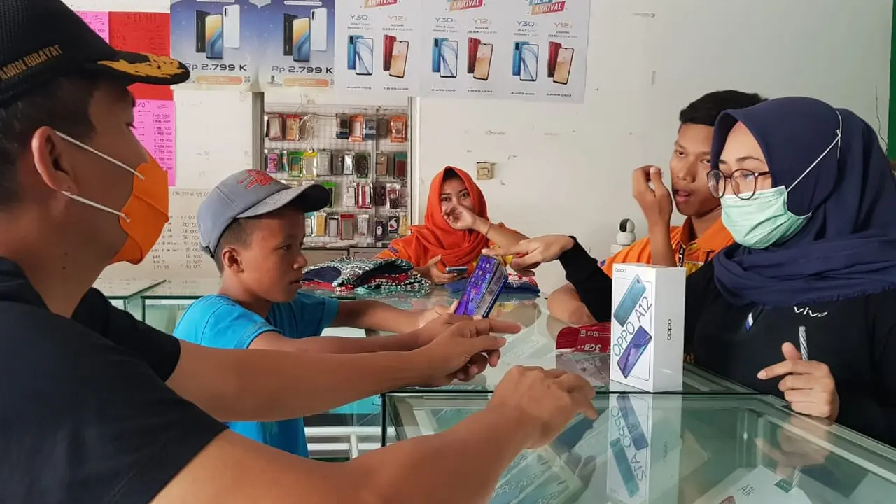 Catur, siswa MTs yang bekerja sebagai kuli bangunan dibelikan ponsel oleh Bupati Grobogan. (Foto: Liputan6.com/Felek Wahyu)