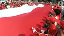 Relawan Jokowi-Ma'ruf Amin membawa bendera raksasa sepanjang sekitar 200 meter saat menyambut pelantikan Presiden-Wapres terpilih periode 2019-2024 di sekitar Patung Kuda, Jakarta, Minggu (20/10/2019). (merdeka.com/Arie Basuki)