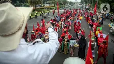 Massa yang tergabung dalam Serikat Rakyat Miskin Indonesia (SRMI) berunjuk rasa di kawasan Patung Kuda, Jakarta, Selasa (27/10/2020). Dalam aksi tersebut massa menuntut pencabutan Omnibus Law Undang-Undang Cipta Kerja yang dianggap merugikan masyarakat miskin. (Liputan6.com/Faizal Fanani)