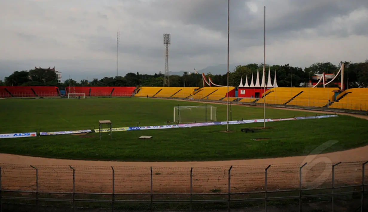 Stadion H Agus Salim Padang merupakan markas kesebelasan Semen Padang. Stadion ini dibangun pada tahun 1985 dan memiliki kapasitas 15.000 tempat duduk, Jumat (16/1/2015). (Liputan6.com/Johan Tallo)