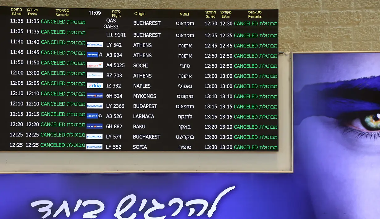 Papan yang menunjukkan pembatalan penerbangan berdiri di aula kedatangan di Bandara Ben Gurion dekat Tel Aviv pada 13 Juni 2025 setelah Israel menutup wilayah udaranya untuk lepas landas dan mendarat. (GIL COHEN-MAGEN/AFP)