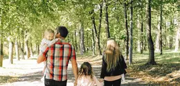 Rahasia aman wisata alam pertama bareng anak. [Dok/Pexels.com/Nataliya Vaitkevich].