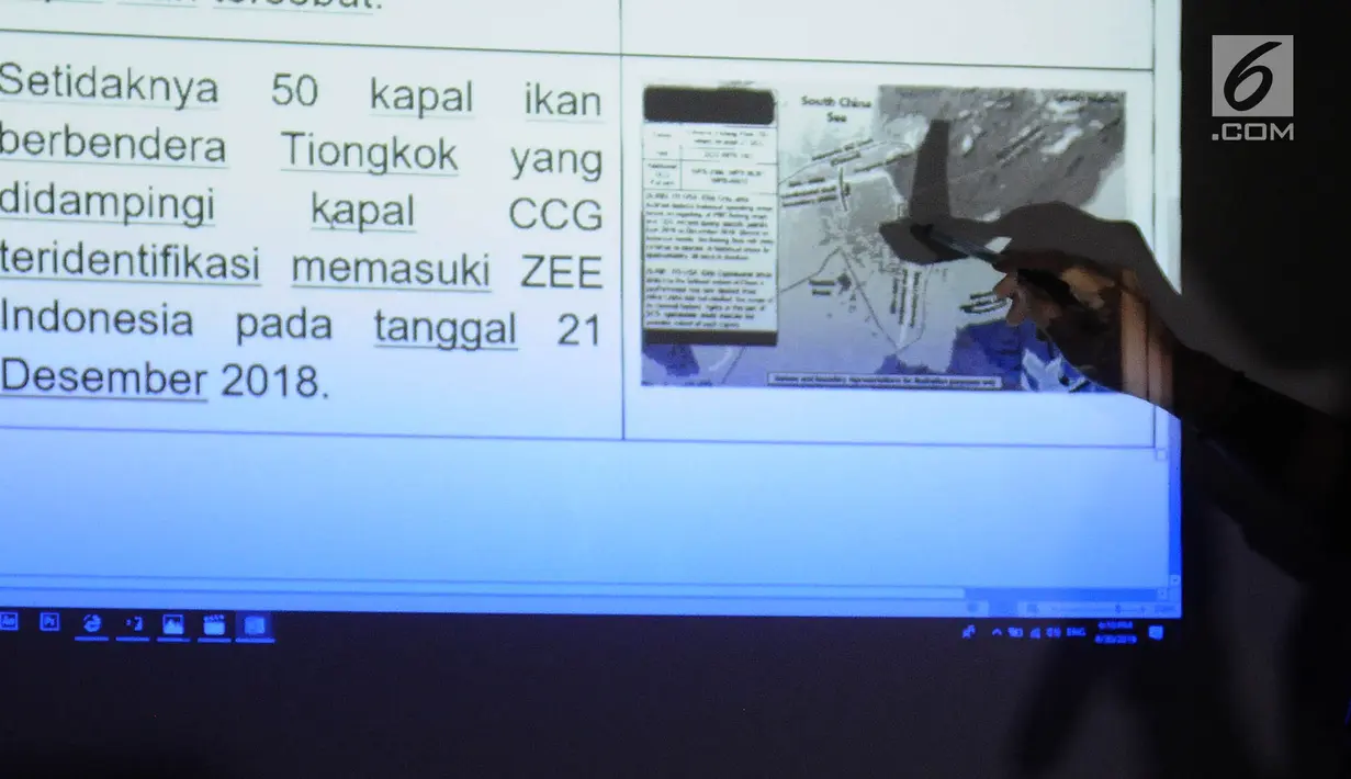 Data terkait kapal yang memasuki Zona Ekonomi Eksklusif (ZEE) Indonesia ditunjukkan saat Menteri Kelautan dan Perikanan Susi Pudjiastuti memberi keterangan pers di Bandara Halim Perdanakusuma, Jakarta, Selasa (30/4/2019). (Liputan6.com/Herman Zakharia)