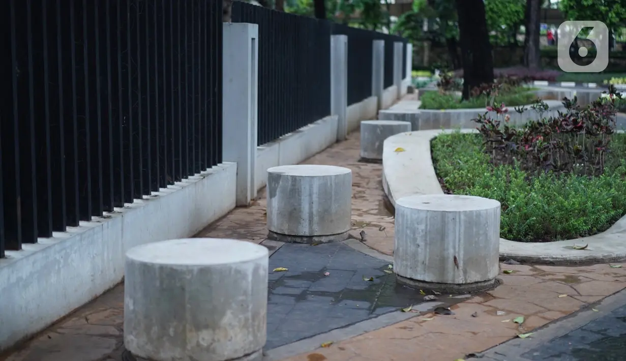 Suasana Taman Lapangan Banteng yang tutup di Jakarta, Minggu (20/9/2020). Seluruh taman kota dan hutan kota ditutup kembali untuk sementara terkait pemberlakuan PSBB total di Jakarta guna menekan penyebaran virus covid-19. (Liputan6.com/Immanuel Antonius)
