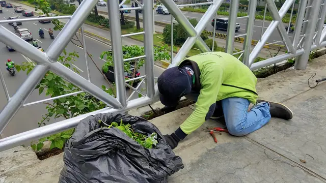 JPO tanpa atap di Jalan Sudirman, Jakarta Rabu (6/11/2019). (Liputan6.com/ Rizki Putra Aslendra)