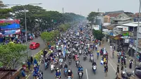 Ribuan bobotoh di Jalan Djunjunan hendak menyambut kedatangan tim Persib Bandung, Sabtu, 1 Juni 2024. (Dikdik Ripaldi/Liputan6.com).