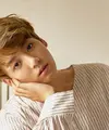 Jungkook BTS mendapat julukan sebagai golden maknae, pasalnya ia punya suara merdu dan jago ngedance. Cowok ganteng ini mulai kariernya di dunia hiburan sejak umur 15 tahun. (Foto: soompi.com)