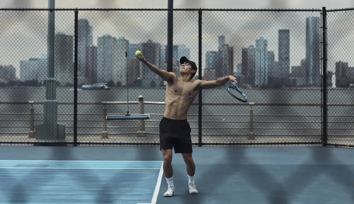 <p>Seorang pria bermain tenis selama gelombang panas musim panas diNew York, Kamis (21/7/2022). Suhu tinggi yang berbahaya mengancam sebagian besar Timur Laut dan Selatan Jauh saat jutaan orang Amerika mencari kenyamanan dari AC , hidran kebakaran, air mancur dan pusat pendinginan. (AP Photo/Andres Kudacki)</p>