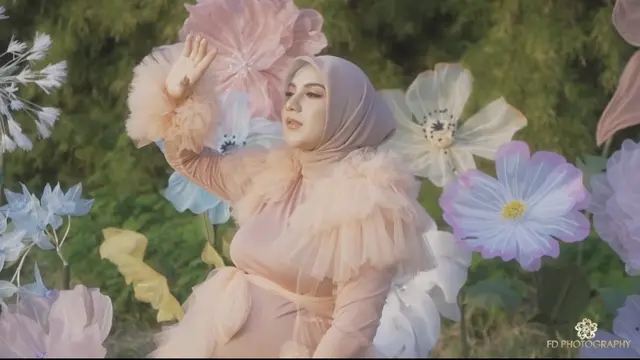 Busana Irish Bella saat Maternity Shoot, credit: @fdphotography90