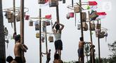 Beberapa peserta mengikuti lomba panjat pohon pinang di Pantai Festival Ancol, Jakarta, Rabu (17/8/2022). Sebanyak 45 pohon pinang siap dipanjat oleh pengunjung di Pantai Festival Ancol  untuk memeriahkan Hari Ulang Tahun (HUT) Ke-77 Republik Indonesia. (Liputan6.com/Faizal Fanani)